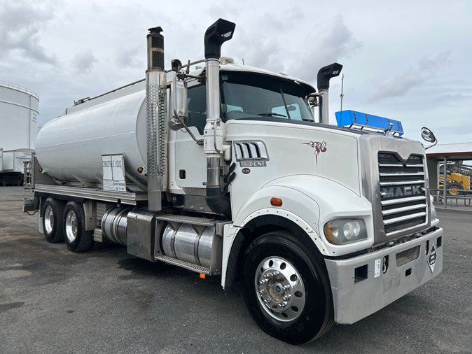 2013 Mack Trident