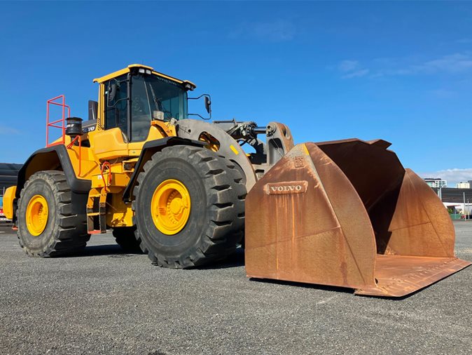 Yellow 2018 Volvo L260H Articulated Front End Loader via auction.