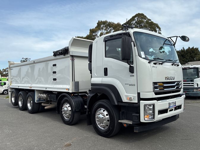 2023 Isuzu FYJ 300-350