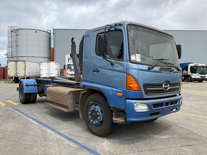 View 2007 Hino hook bin lifter available via auction.