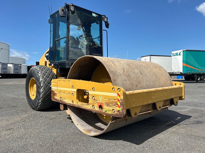 View 2018 Caterpillar CS-533E via auction.