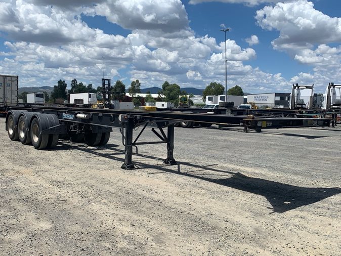 View 2018 Vawdrey VB-S3 tri axle skel lead trailer available via auction.