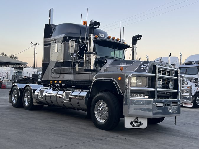 1990 Mack Value Liner