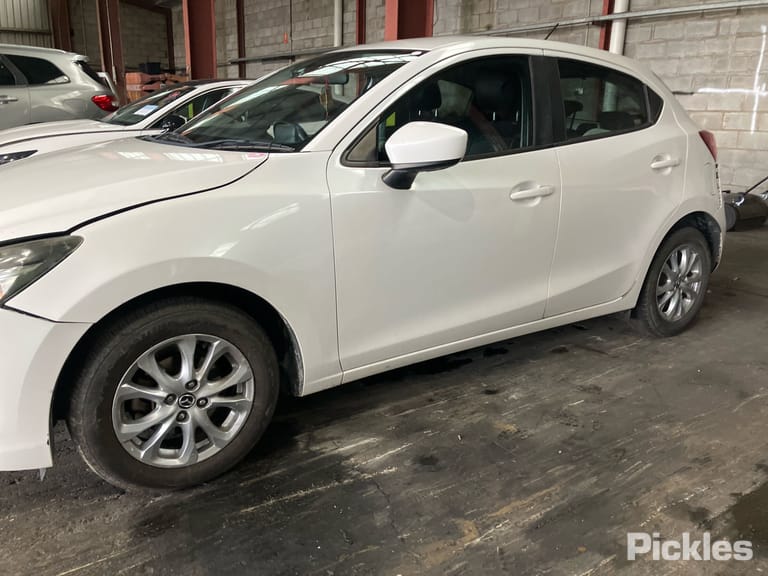 2016 Mazda 2 Used VIN MM0DJ2HAA0W231173 – undercarriage